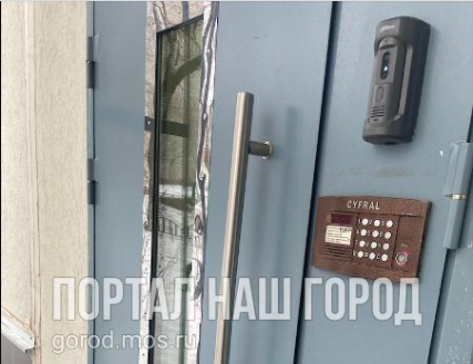 Входную дверь на Краснодарской улице отремонтировали